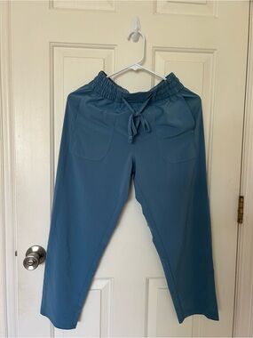 Pull-On Mid-Rise Tapered-Leg Cropped Pants — light blue